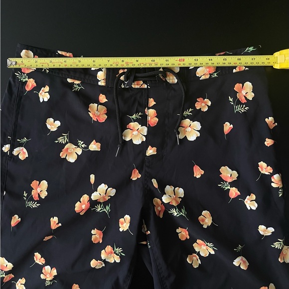 John Elliott Solar Black Board Swim
Shorts Poppy Sz L - Picture 2 of 5
